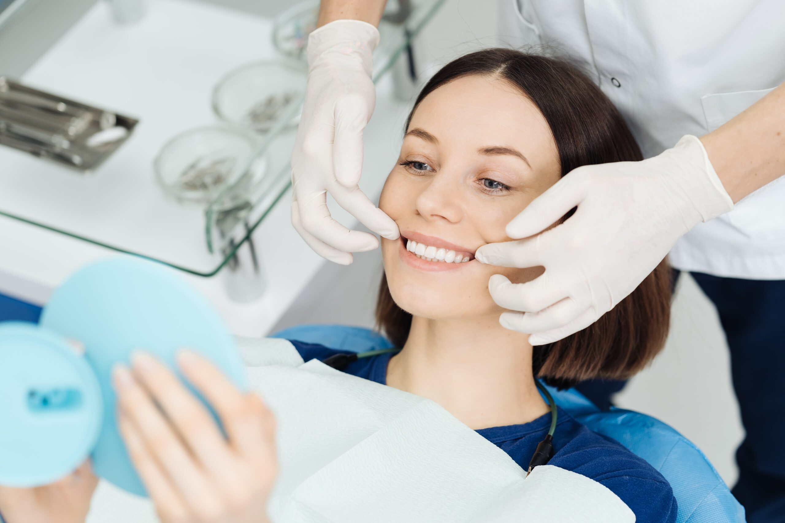 Dr. Kremena Malinova untersucht die Zähne eines Patienten nach der Zahnreinigung